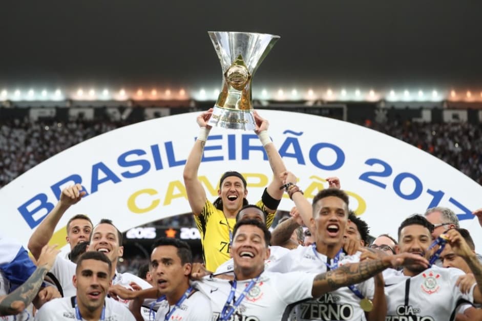 Cássio levanta taça do heptacampeonato do Brasileirão do Corinthians em 2017
