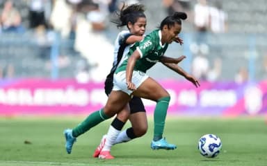 Jogadoras de Corinthians e Palmeiras dividem bola