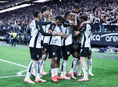 time do corinthians, na neo quimica arena, comemorando abraçados gol de yuri alberto, no clássico contra o São Paulo