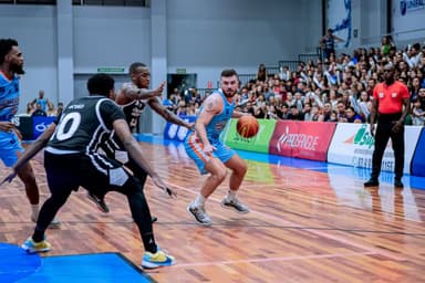 Jogadores de Corinthians Basquete e Unifacisa em quadra durante confronto entre as duas equipes na edição 2024/25 do NBB