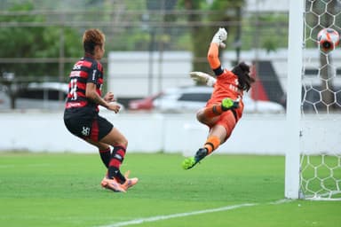 Cristiane, do Flamengo, assiste finalização morrer no fundo das redes enquanto Renata, goleira do Vasco, se estica para tentar impedir em duelo pela semifinal do Carioca Feminino 2025