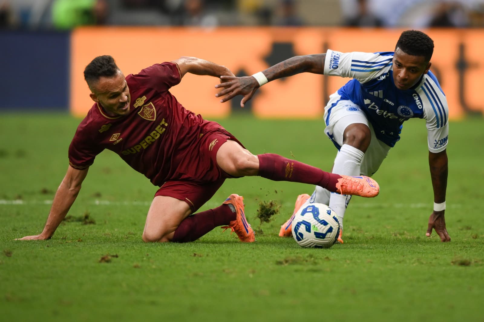 Rene disputa a bola no chão em Cruzeiro x Fluminense