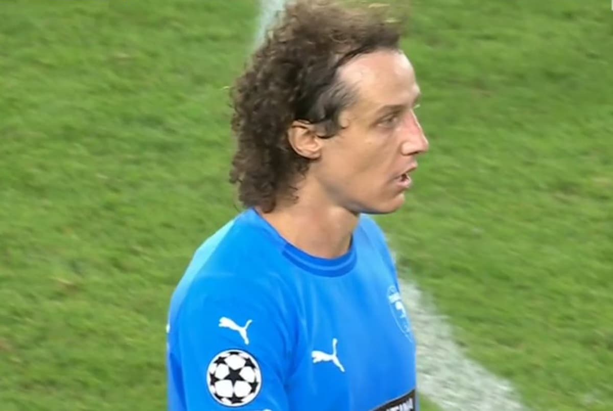 David Luiz em campo pelo Pafos, vestindo uniforme azul em jogo contra o Villarreal