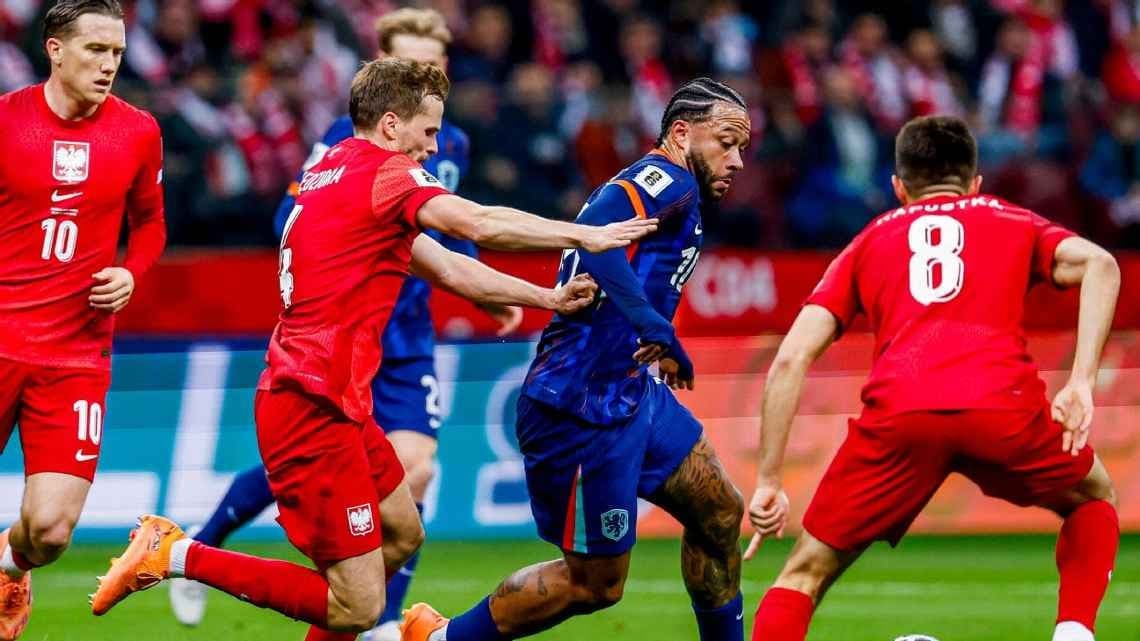 Memphis Depay durante partida da Holanda contra a Polônia, em Varsóvia, pelas eliminatórias da Copa do Mundo