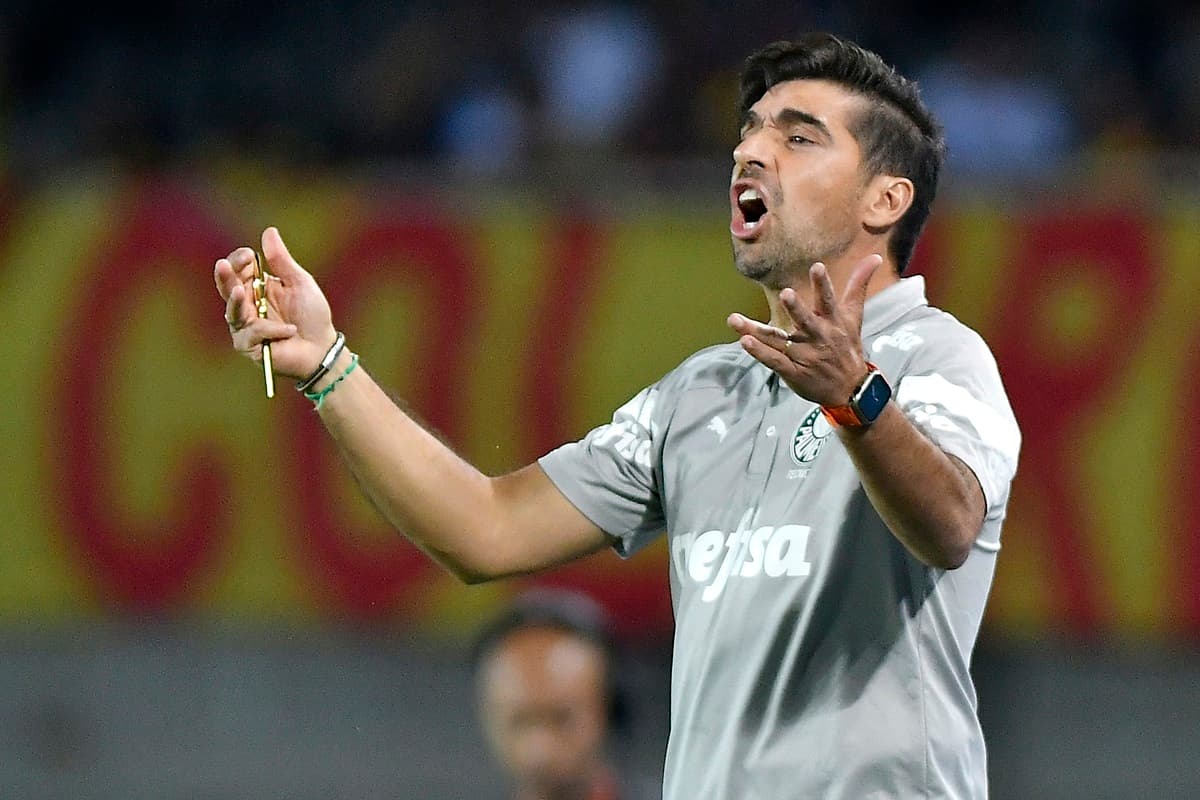 Abel Ferreira esbraveja à beira do campo em jogo do Palmeiras