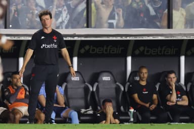 O técnico do Vasco da Gama, Fernando Diniz, observa durante a partida entre Vasco da Gama e Juventude no Brasileirão 2025, no Estádio de São Januário, em 8 de novembro de 2025, no Rio de Janeiro, Brasil.