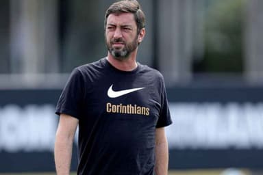 Imagem mostra Duilio Monteiro Alves, ex-presidente do Corinthians, caminhado enquanto veste uma camisa com o nome do time e o símbolo da empresa Nike