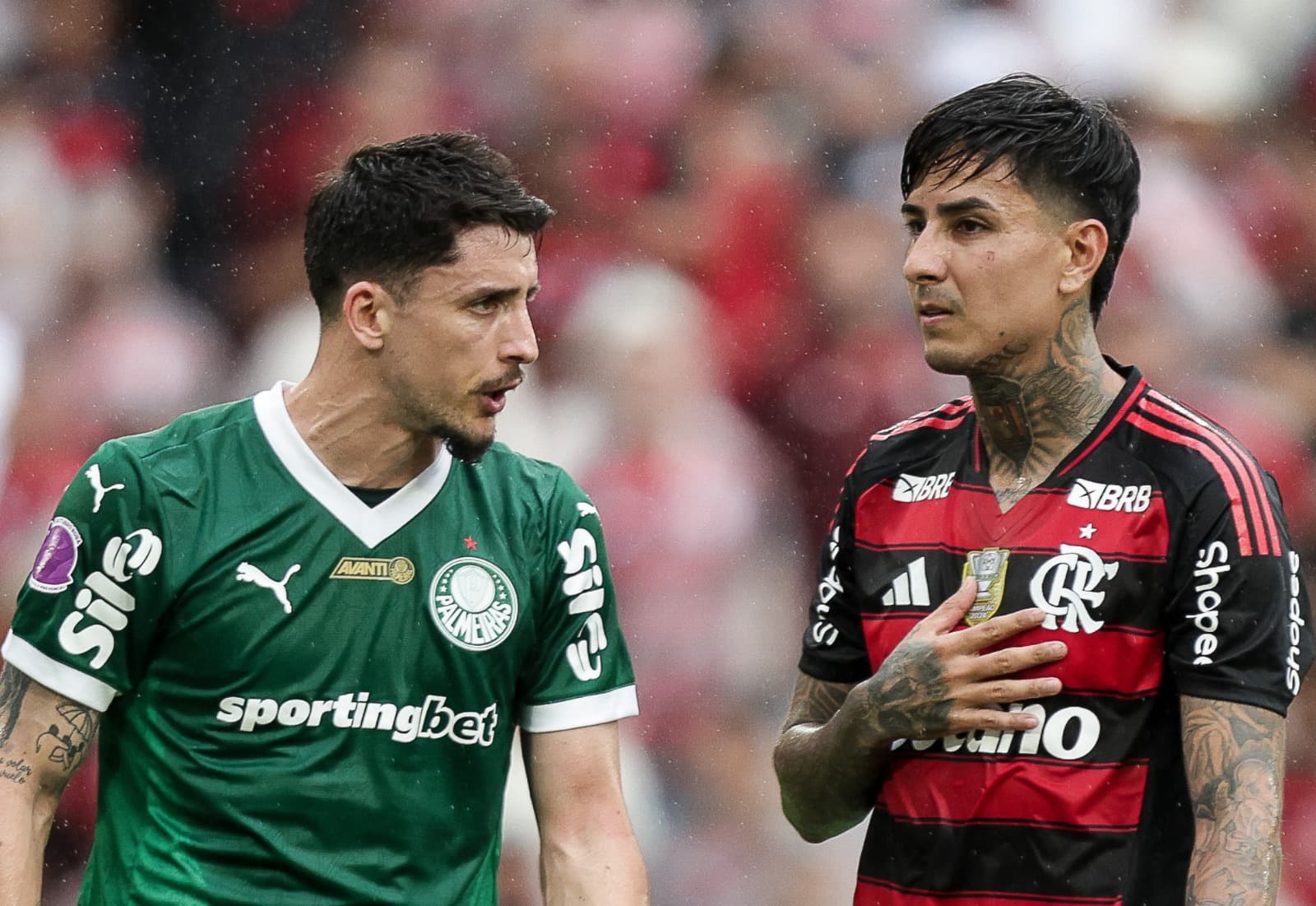 Piquerez e Pulgar conversam em Flamengo x Palmeiras no Maracanã