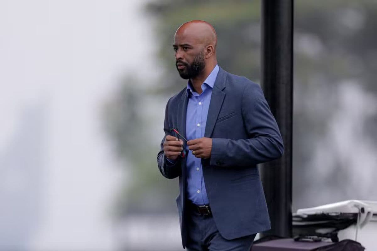 Fabinho Soldado, executivo de futebol do Corinthians, caminha no centro de treinamento do clube paulista enquanto tem nas mãos seus óculos.