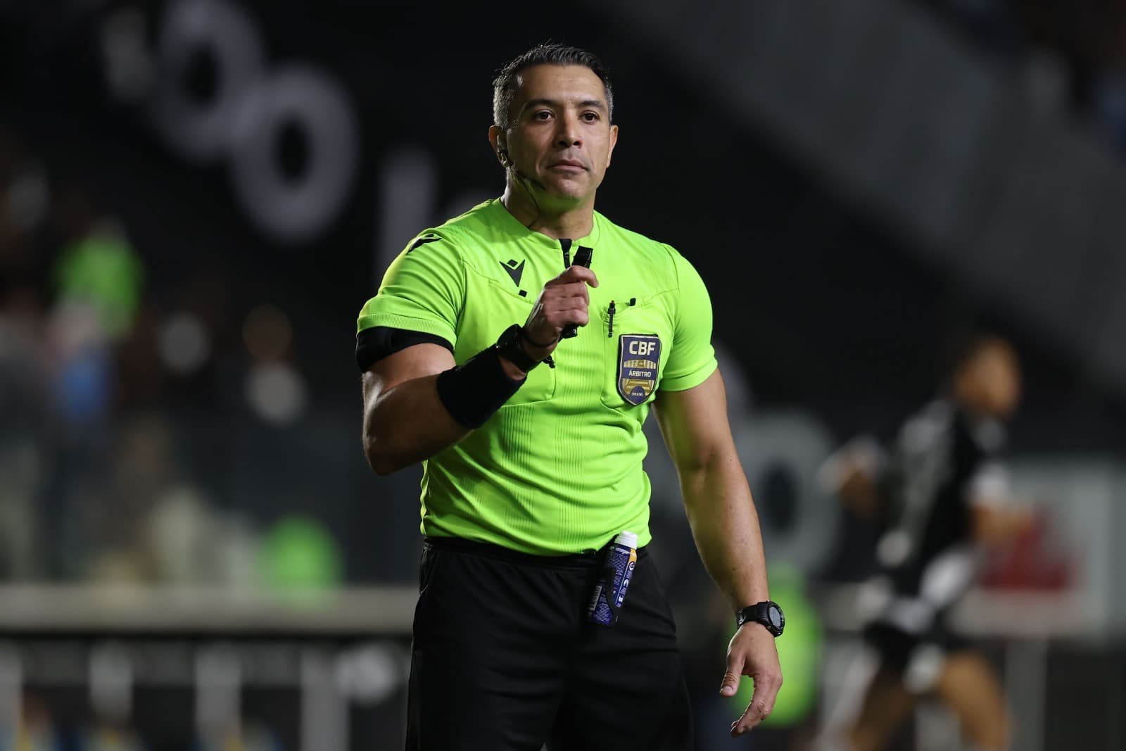 Felpe de Lima, árbitro da CBF apitando Vasco x Grêmio no Brasileirão