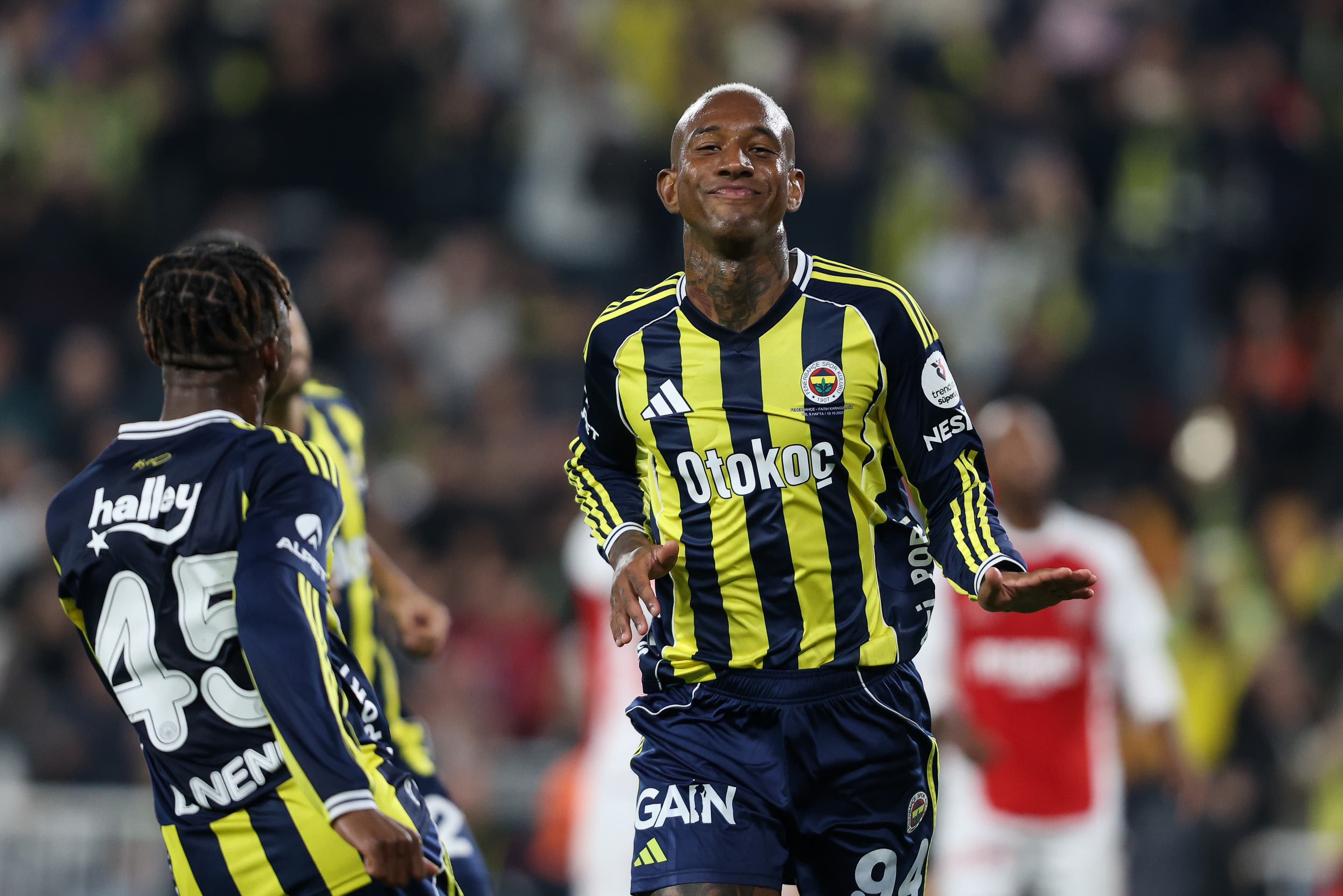 Anderson Talisca comemora gol pelo Fenerbahçe