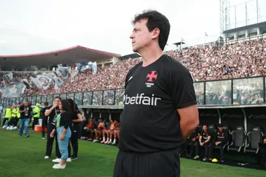 Fernando Diniz olhando para o horizonte durante protocolo de abertura em Vasco x Juventude, no São Januário, pelo Brasileirão 2025