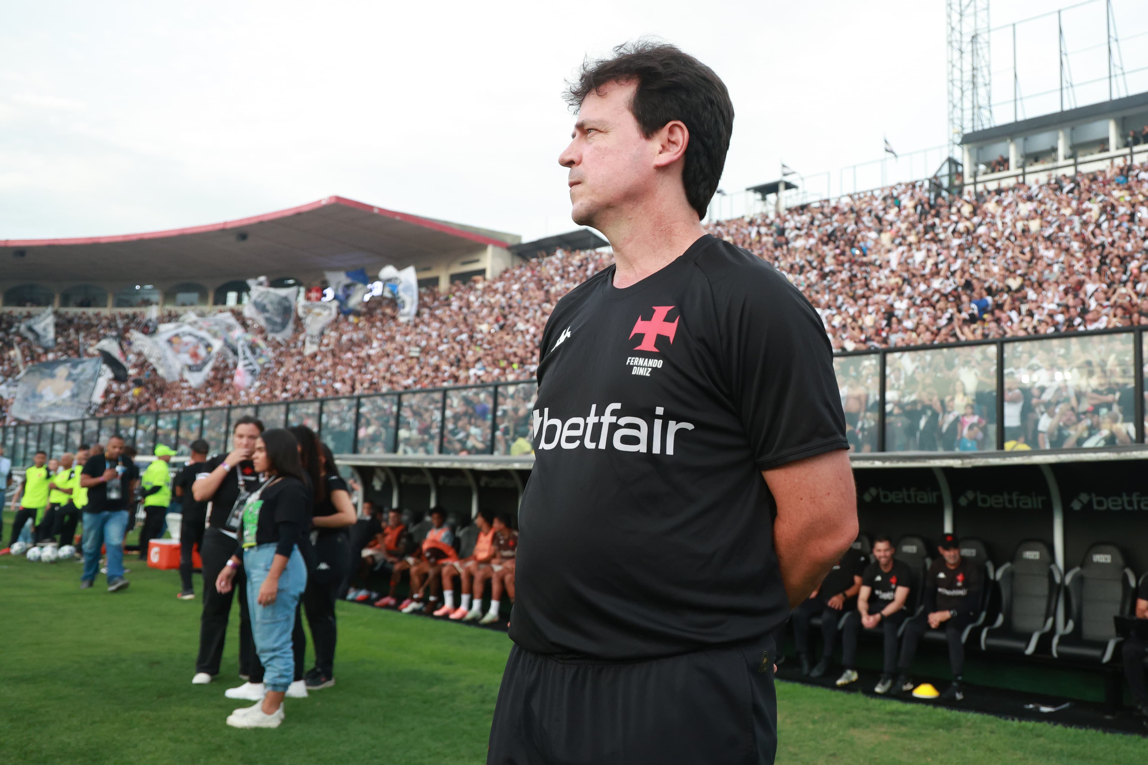 Fernando Diniz olhando para o horizonte durante protocolo de abertura em Vasco x Juventude, no São Januário, pelo Brasileirão 2025