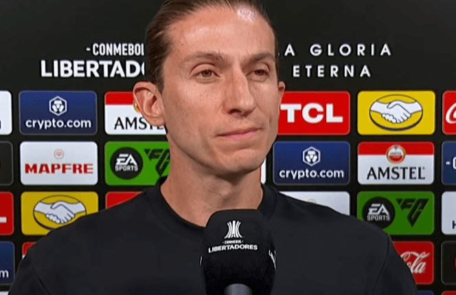 Filipe Luís concede entrevista na chegada ao Monumental de Lima para Palmeiras x Flamengo na final da Libertadores