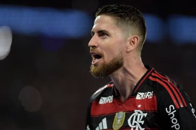 Jorginho comemora gol pelo Flamengo em jogo pelo Brasileirão