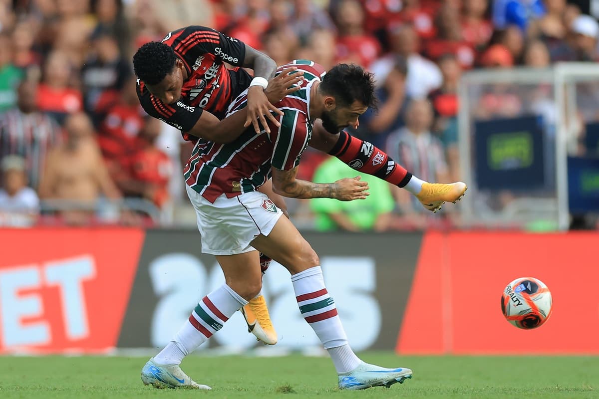 Plata e Freytes disputam bola em Fla-Flu de 2025