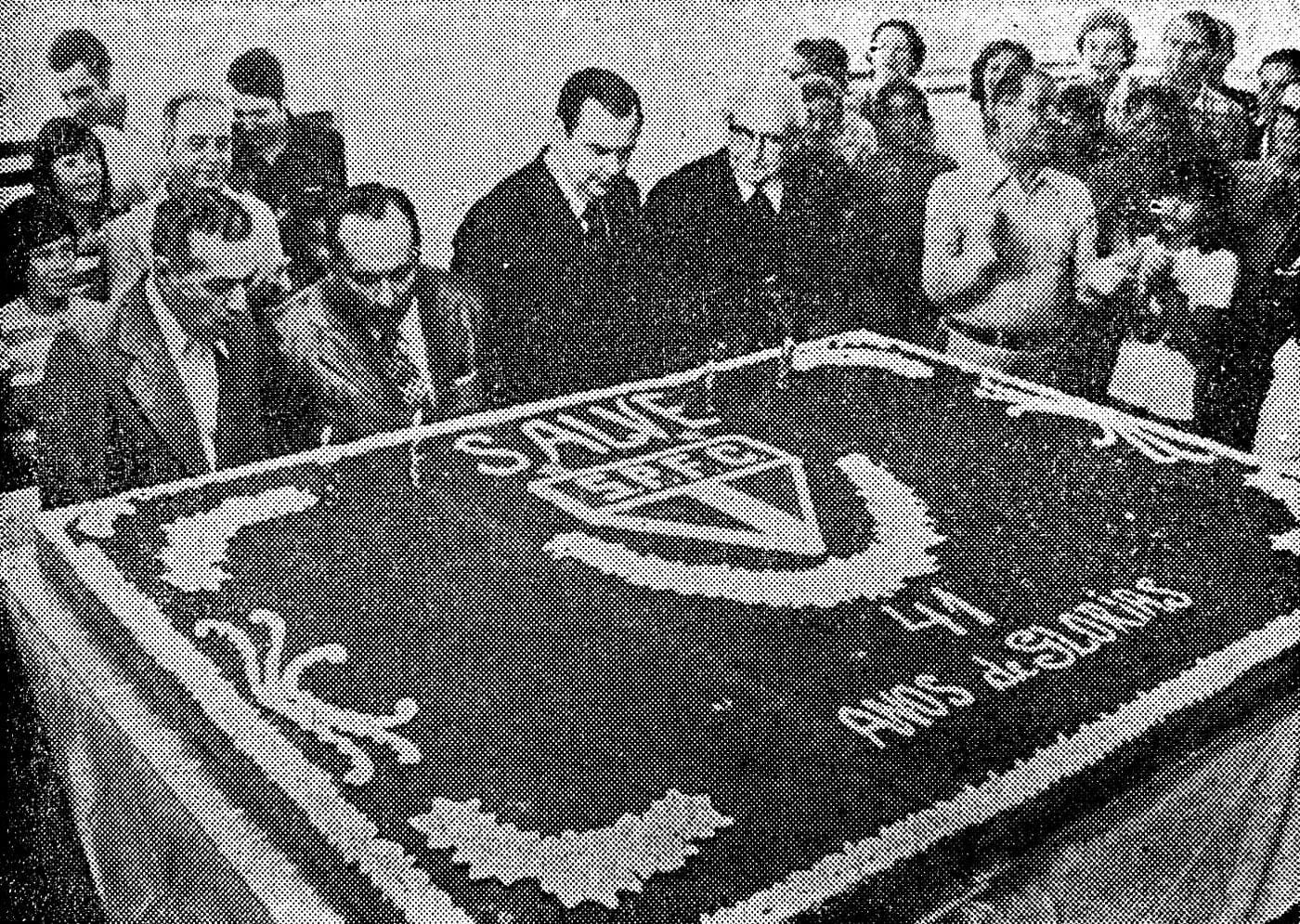 Foto histórica mostra dirigentes e torcedores do São Paulo FC comemorando o aniversário de 41 anos do clube, representando o legado e a fundação do Tricolor Paulista.