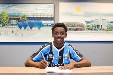 Gabriel Mec, jovem jogador do Grêmio, assinando contrato com o clube gaúcho