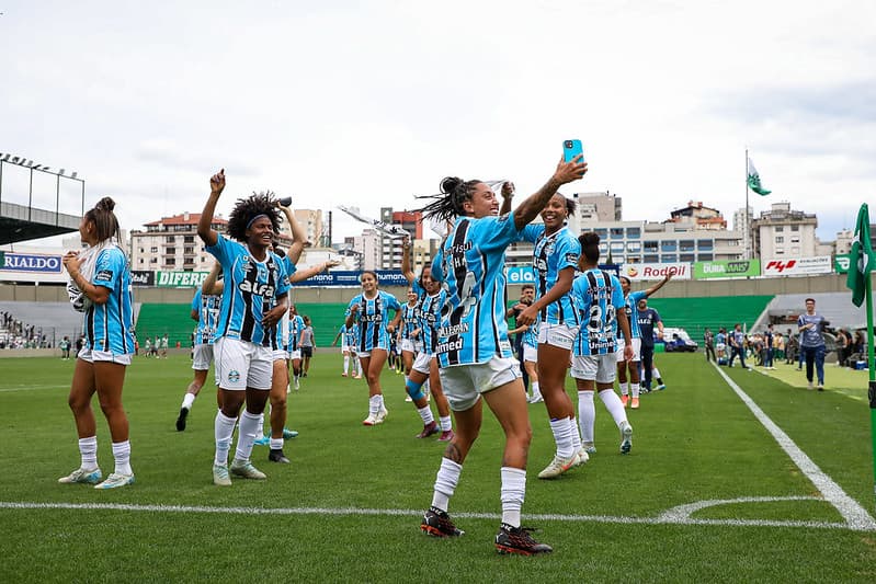 Time do Grêmio Feminino comemorando no Alfredo Jaconi