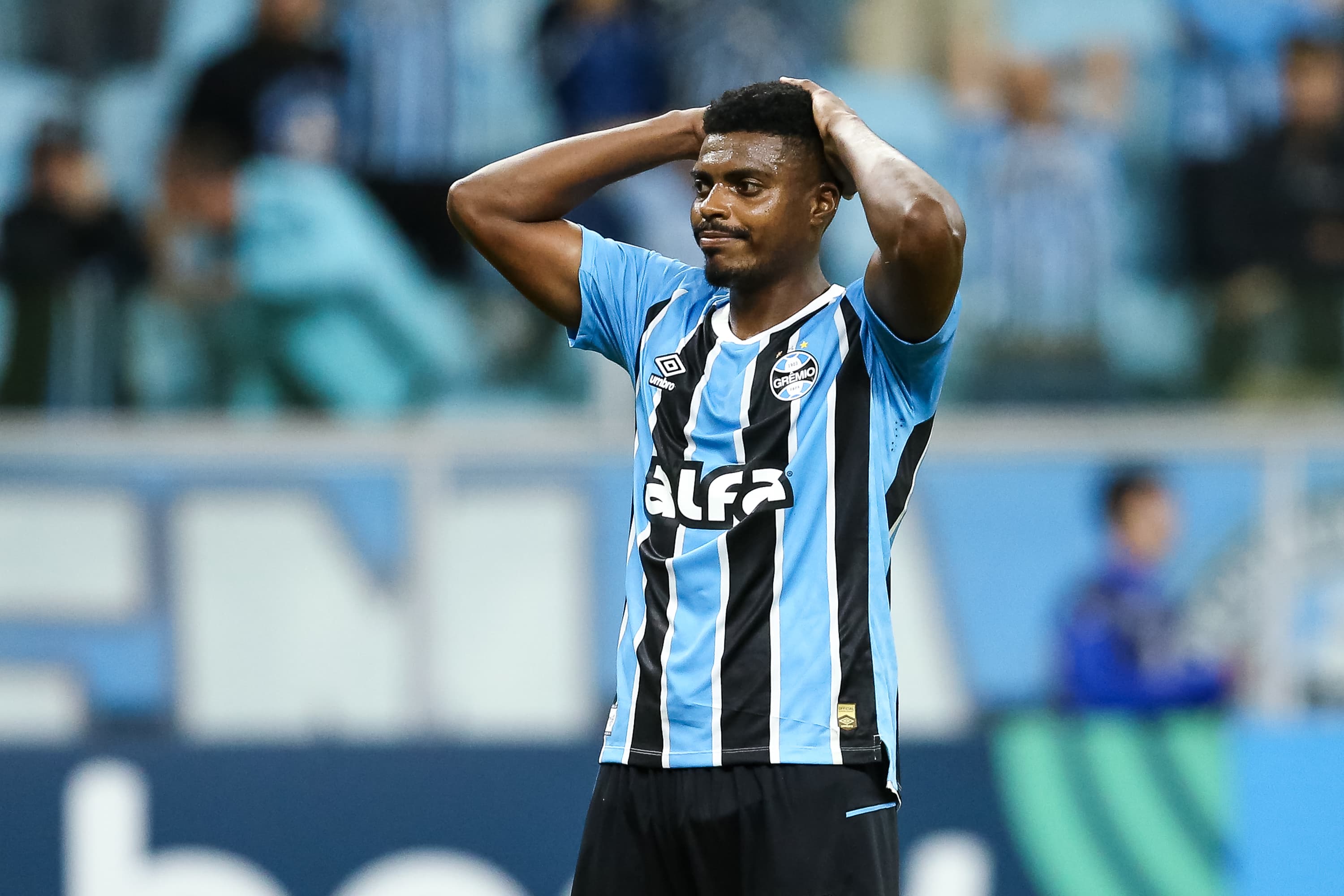 Jemerson leva mãos à cabeça em jogo do Grêmio