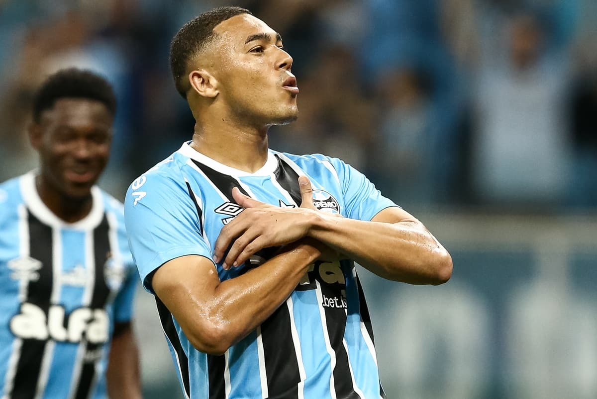 Carlos Vinicius cruza os braços para comemorar gol contra o Vasco