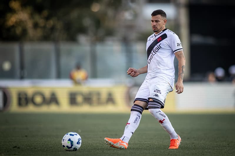 Hugo Moura dá passe em jogo do Vasco em São Januário