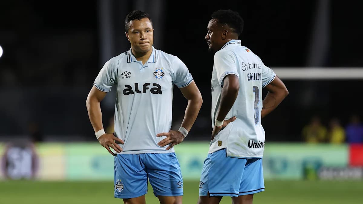 Marlon e Edenilson com as mãos na cintura