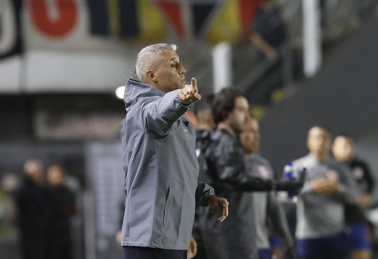 Hernán Crespo gesticula e aponta para o lado durante São Paulo x RB Bragantino, na Vila Belmiro, pelo Brasileirão 2025