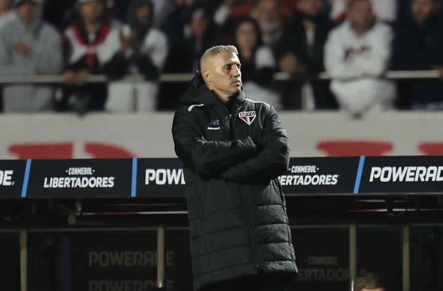Hernan Crespo de braços cruzados e semblante sério enquanto assiste a São Paulo x LDU pela Libertadores 2025 no Morumbis