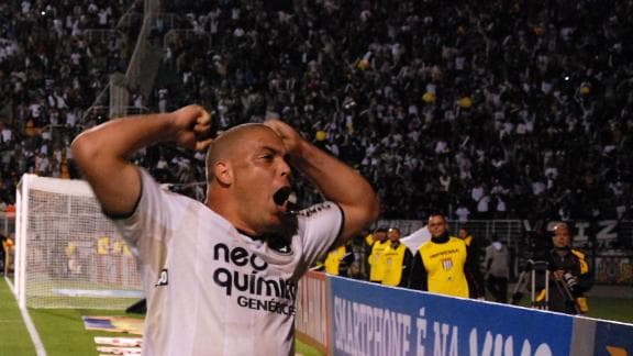 Ronaldo comemora gol pelo Corinthians contra o Cruzeiro no Brasileirão 2010, seu último gol na carreira
