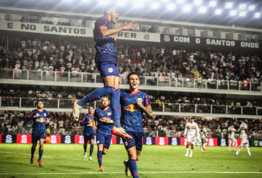 Santos/SP; Brasil; 08/11/2025; Estádio Vila Belmiro; Campeonato Brasileiro; São Paulo x Red Bull Bragantino; Na foto, Jhon Jhon, Gustavo Neves;