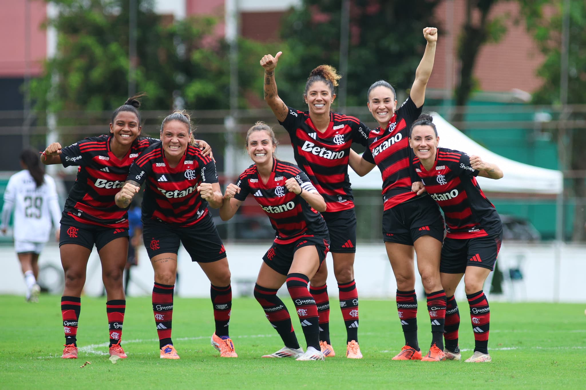 Cristiane, Glaucia, Duda Rodrigues, Thaisa e outras jogadoras do Flamengo posam celebrando vitória contra o Vasco pela semifinal do Carioca Feminino 2025