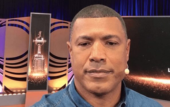 Junior Baiano tira foto com a taça da Libertadores