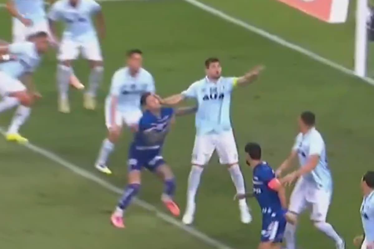 Frame de lance da partida entre Fortaleza e Grêmio no qual o Fortaleza reclama de um pênalti não marcado