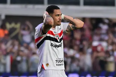 Luciano em ação pelo São Paulo em jogo do Brasileirão 2025