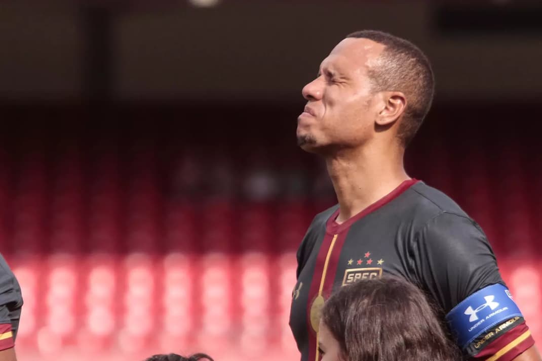 Luis Fabiano chora na despedida do São Paulo, contra o Figueirense