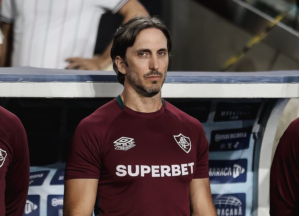 Luis Zubeldia com semblante sério durante execução do protocolo da CBF no início de Fluminense x Mirassol pelo Brasileirão 2025 no Maracanã