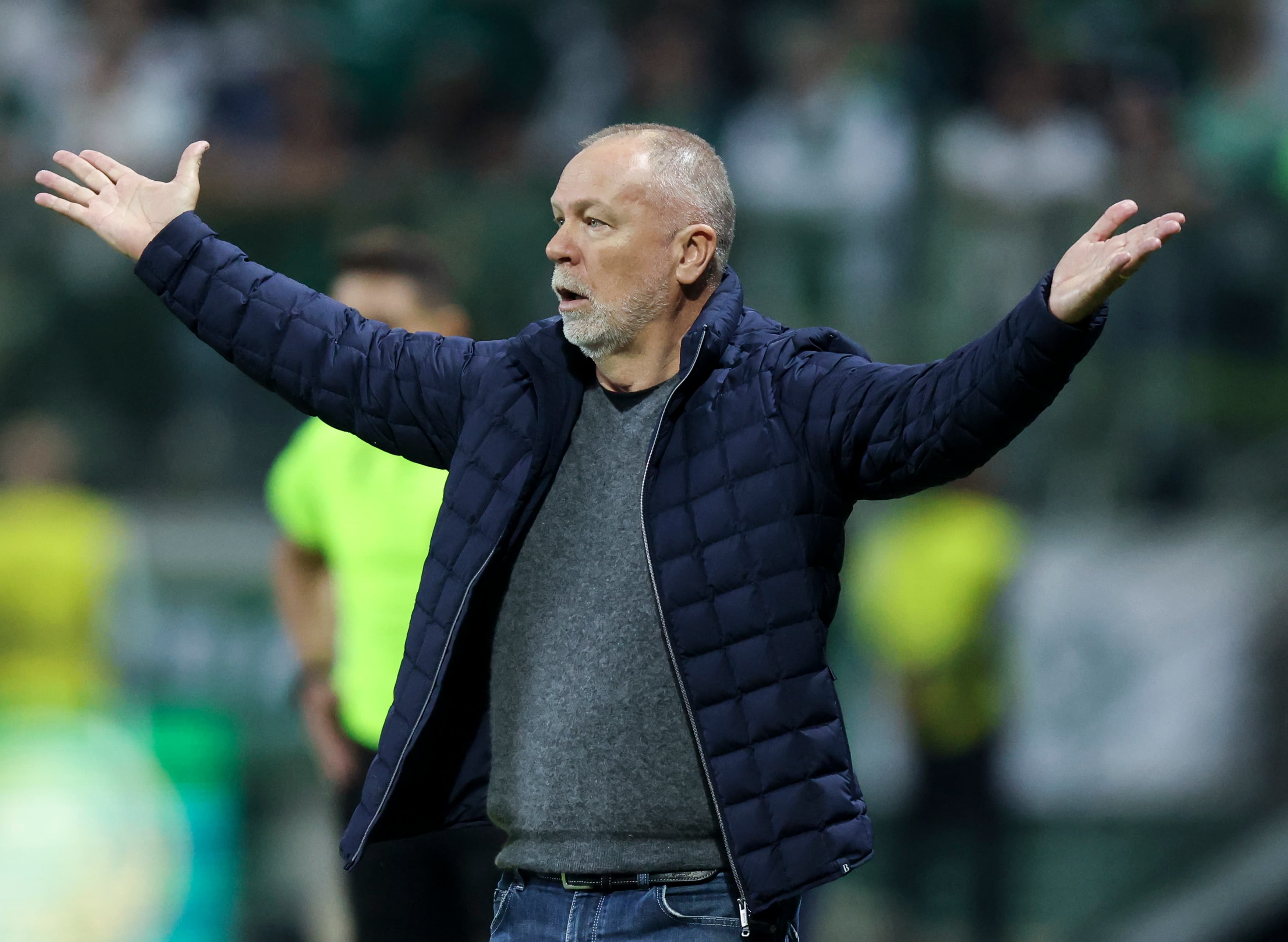Mano Menezes com semblante de assustado com os braços para o alto reclamando de algo em Palmeiras x Grêmio, no Allianz Parque, pelo Brasileirão 2025