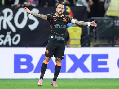 Maycon, do Corinthians, de braços abertos e semblante sério em comemoração