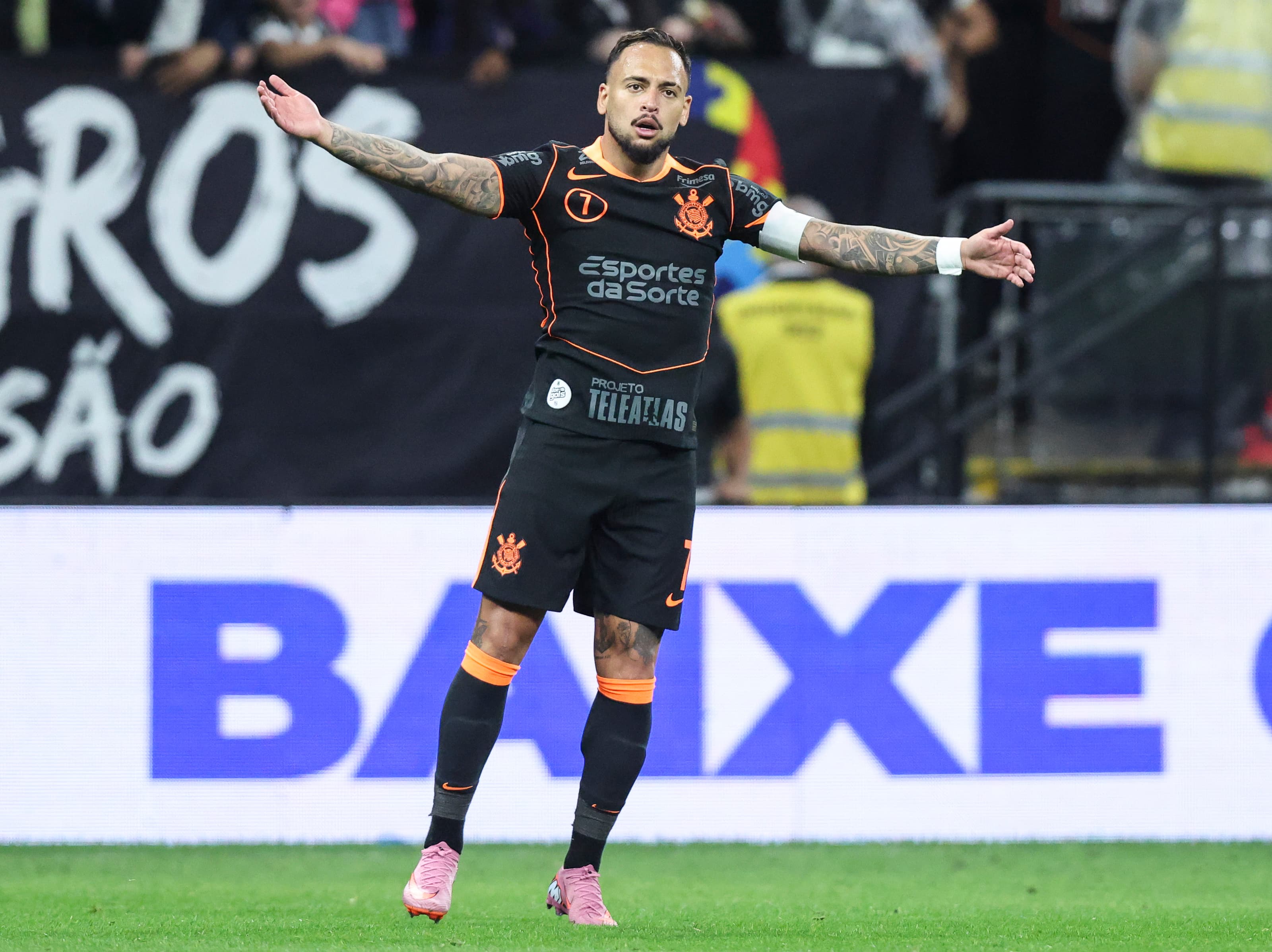 Maycon, do Corinthians, de braços abertos e semblante sério em comemoração