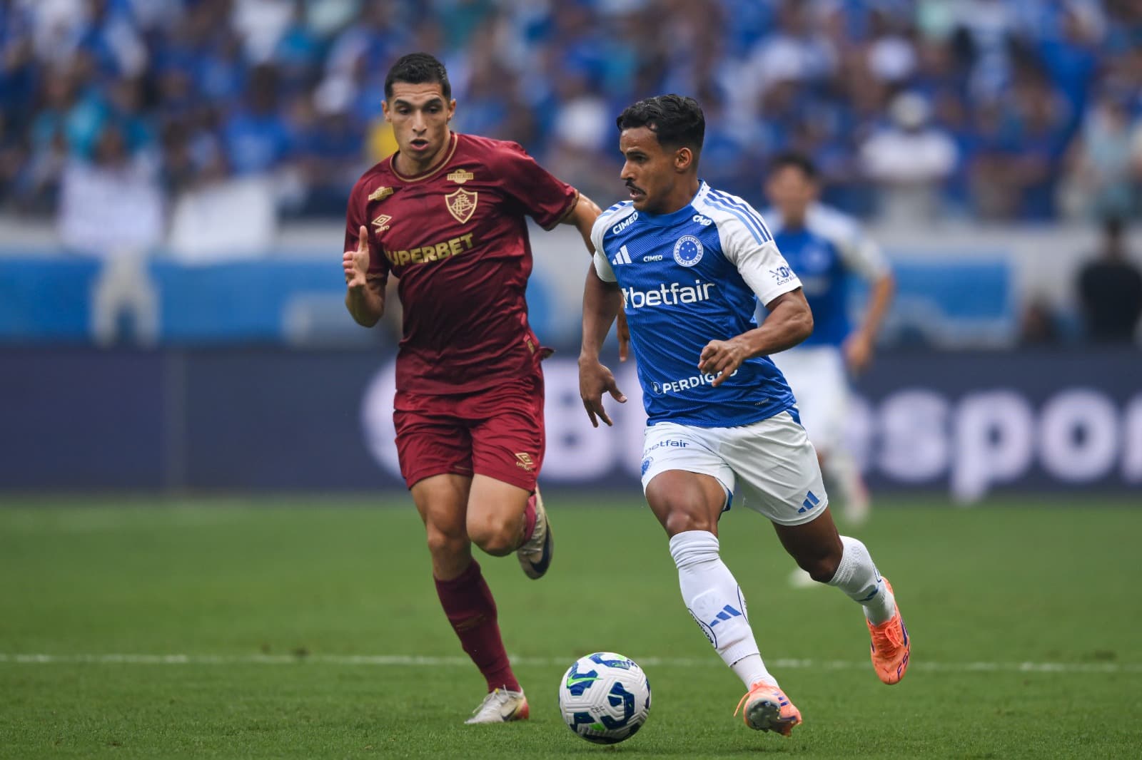 Serna persegue jogador do Cruzeiro durante jogo no Mineirão
