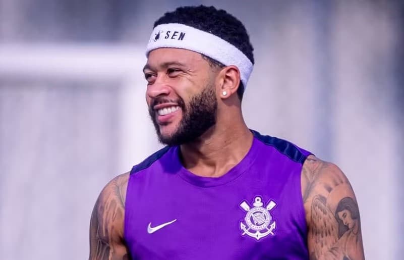 Memphis Depay sorri durante treinamento do Corinthians