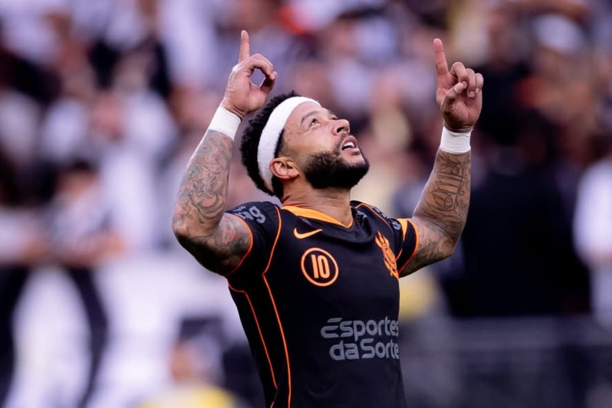 Memphis aponta as mãos para o céu após gol marcado contra o Grêmio, pelo Brasileirão