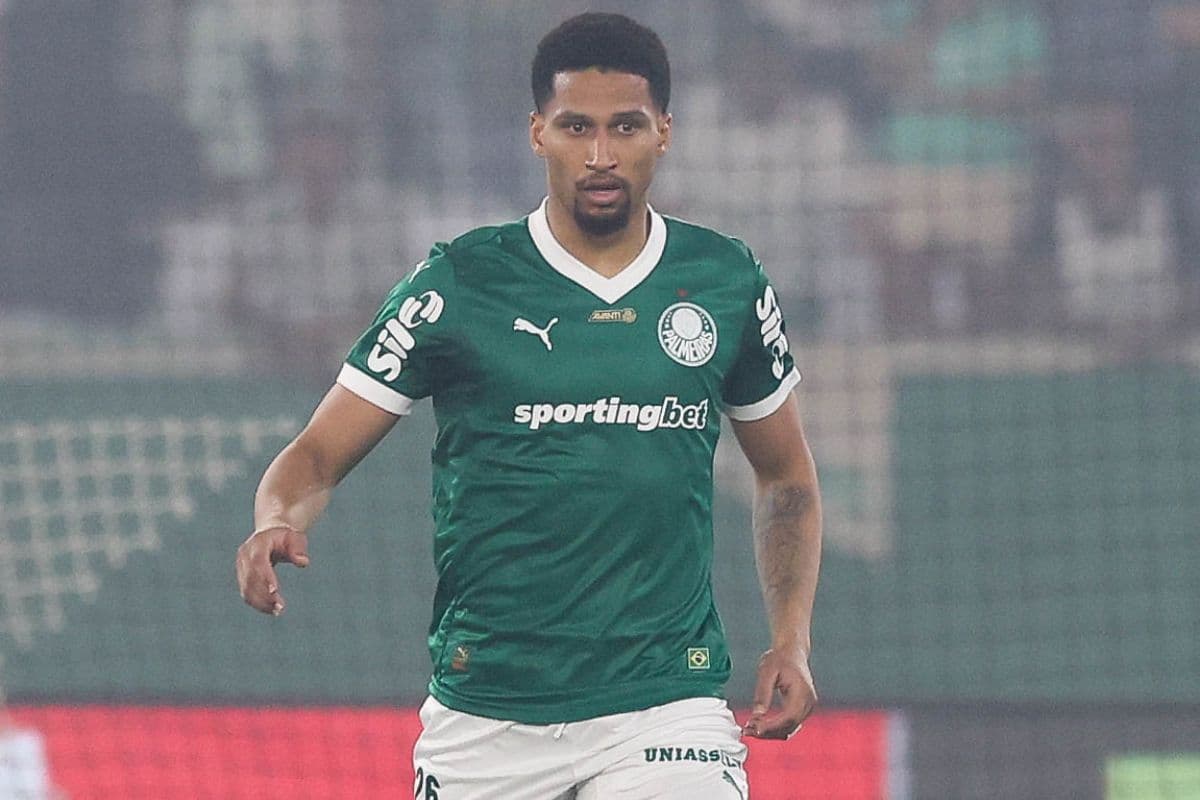 Murilo, zagueiro do Palmeiras, em ação vestindo a camisa verde do clube paulista