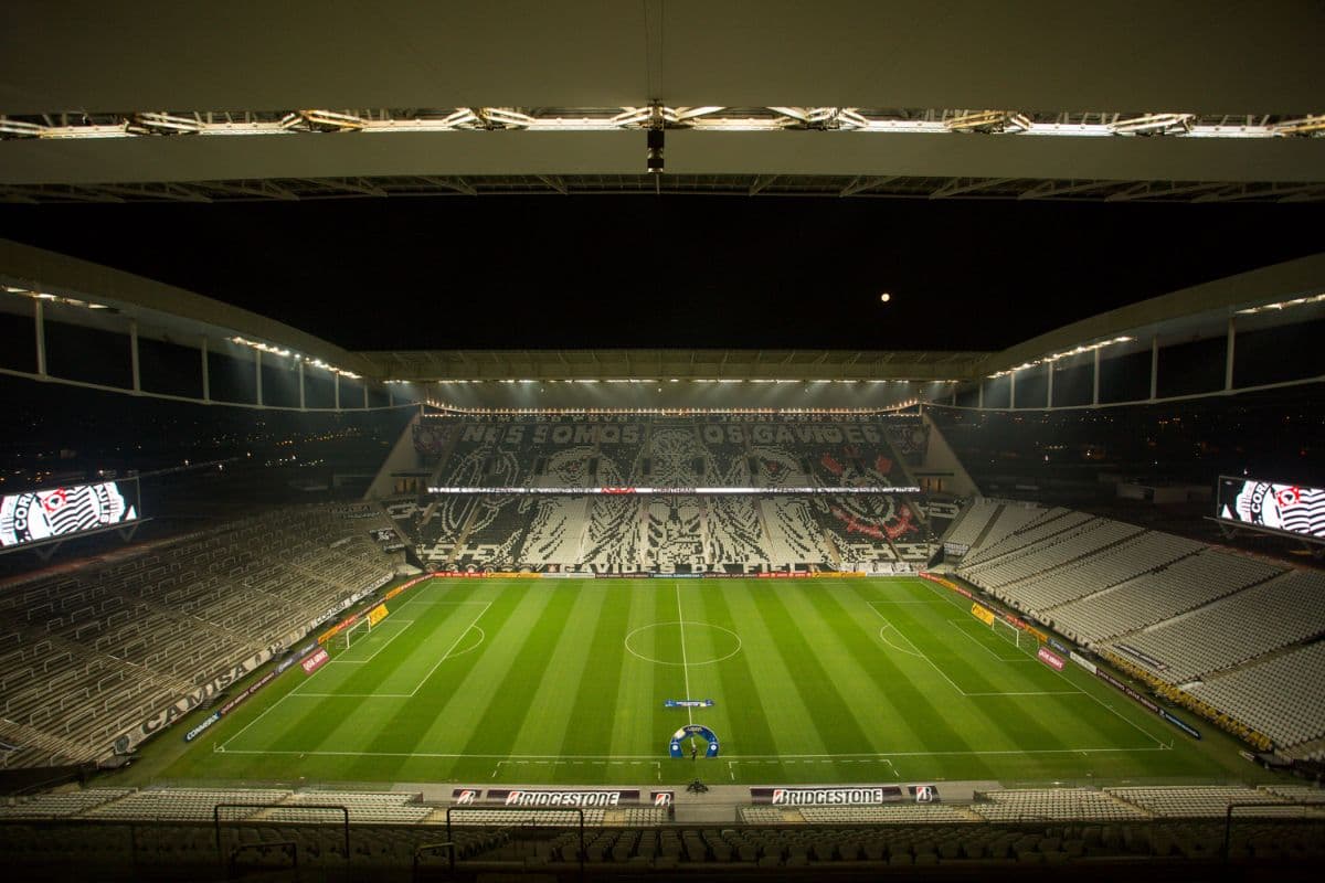 Imagem do estádio Neo Química Arena, do Corinthians, com um mosaico escrito 'Nós Somos os Gaviões' sendo preparado pela torcida do clube paulista
