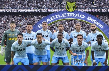 Time do Grêmio perfilado antes de enfrentar o Corinthians na Neo Química Arena
