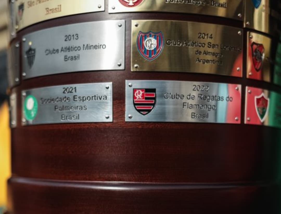 Plaquinhas de Palmeiras e Flamengo na taça da Libertadores