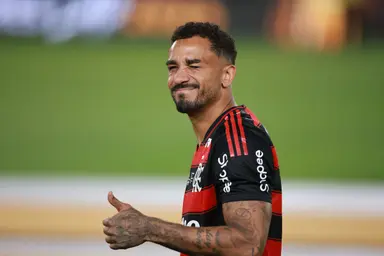 Danilo faz sinal positivo com as mãos e sorri após título do Flamengo na Libertadores