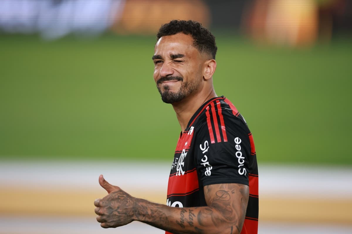 Danilo faz sinal positivo com as mãos e sorri após título do Flamengo na Libertadores