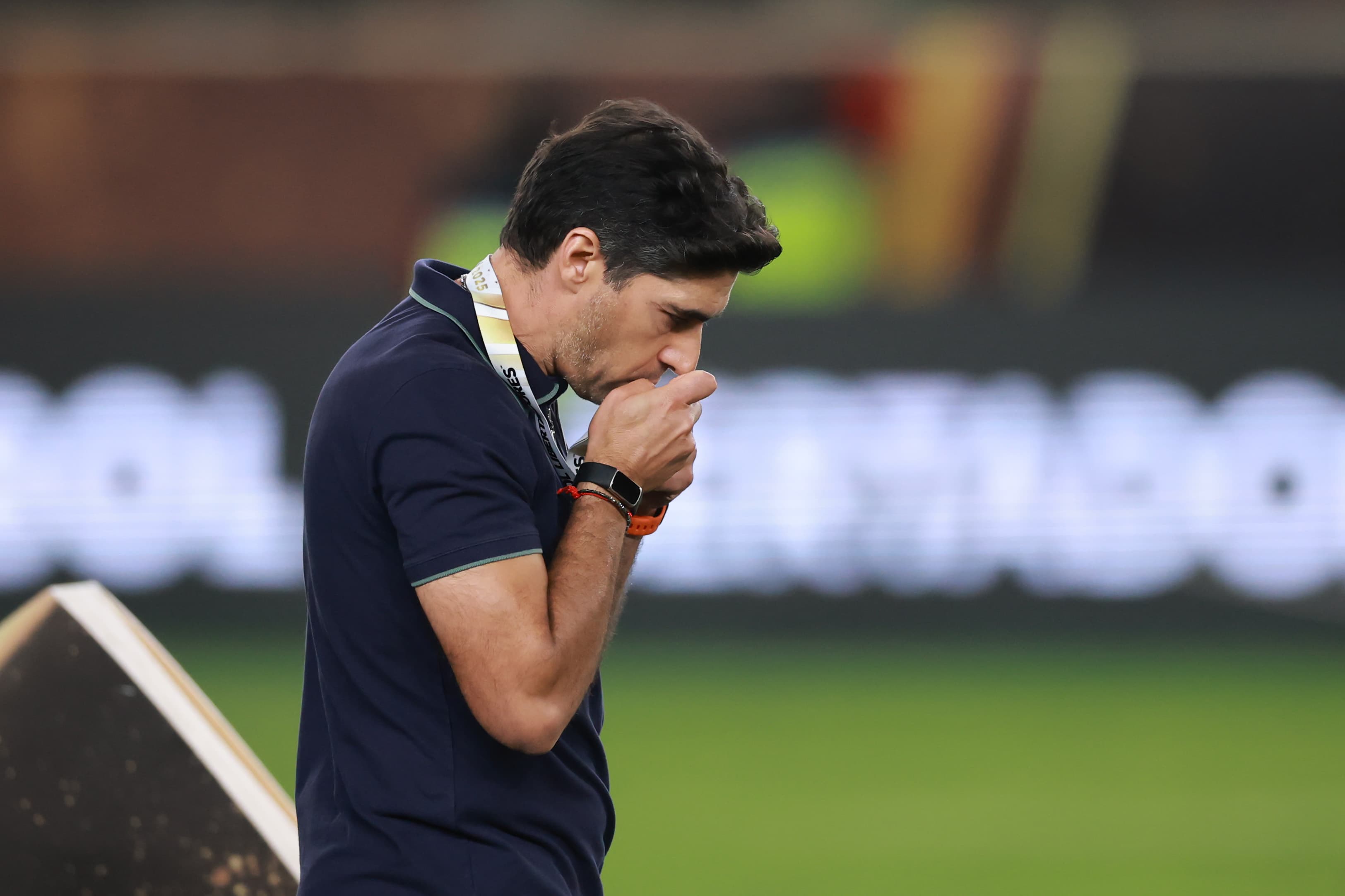 Abel Ferreira beija medalha de vice-campeão da Libertadores 2025 depois do Palmeiras perder decisão por 1 a 0 para o Flamengo